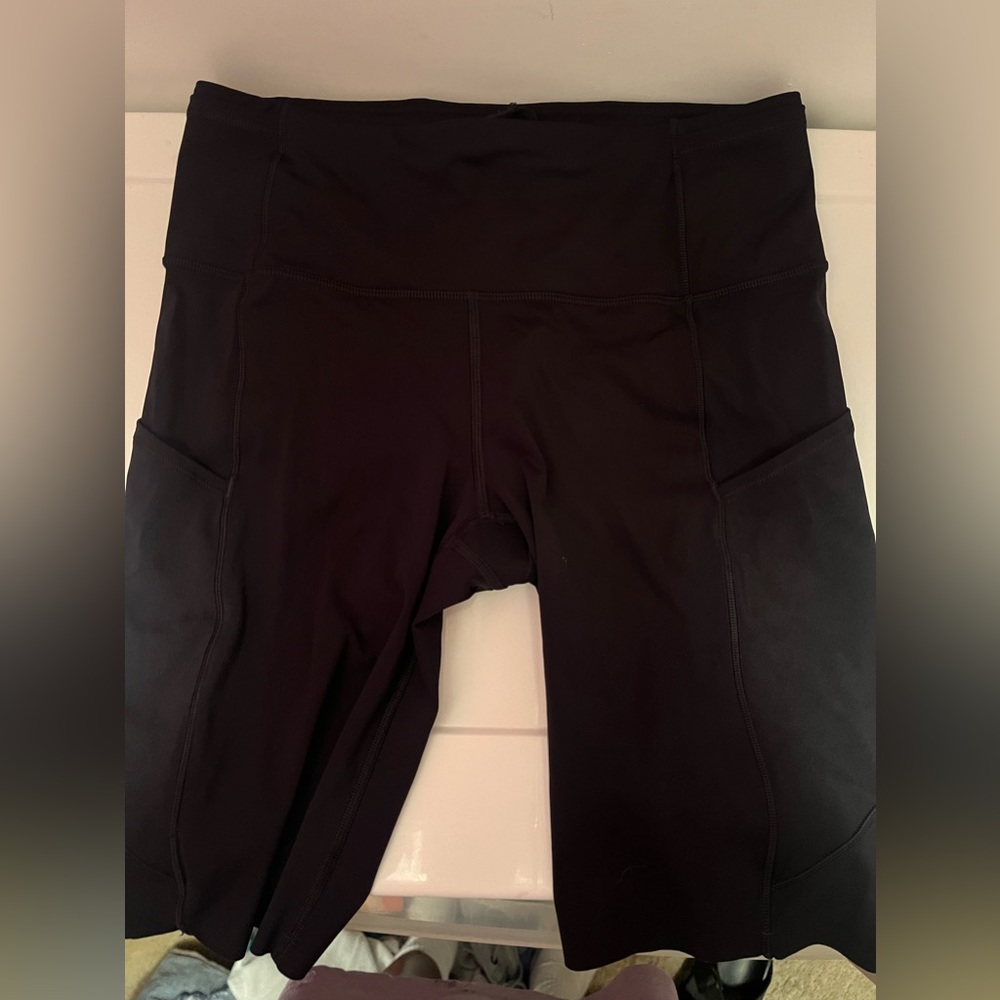 LUlULEMON black biker shorts with pockets